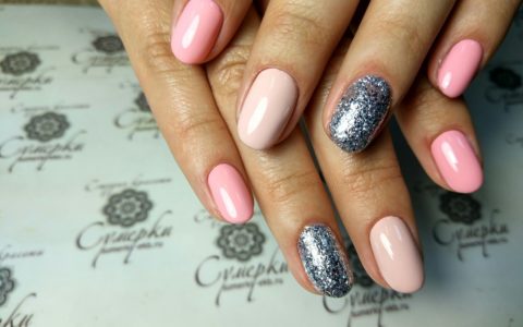 Даже самым нежным оттенкам блестки придают праздничный вид